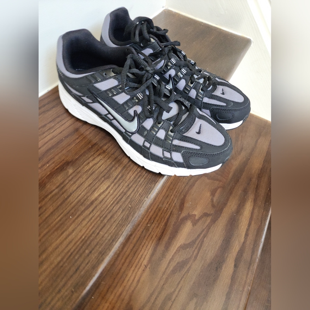 Nike Black Mesh Sneakers - Picture 1 of 10